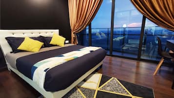 Design Studio Suite | Desk, blackout drapes, iron/ironing board, free WiFi