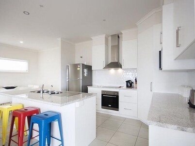 Agape Holiday House - Beachside Retreat(Sleeps 10)