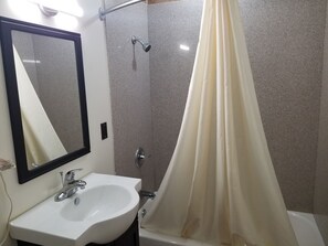 Shower, perlengkapan mandi gratis,  dan handuk
