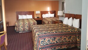 Room, Multiple Beds, Non Smoking - Economy Inn (Pratt)