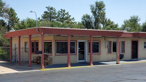 Exterior - Economy Inn (Pratt)