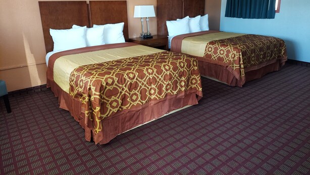 Room, 2 Queen Beds, Non Smoking - Economy Inn (Pratt)