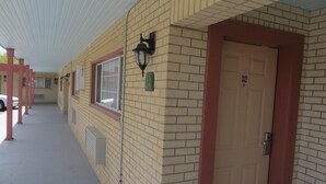 Exterior - Economy Inn (Pratt)