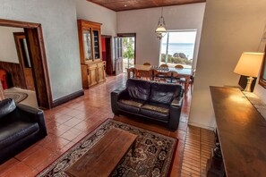 Iron/ironing board, free WiFi, bed sheets - Antechamber Bay Retreats (Willoughby)