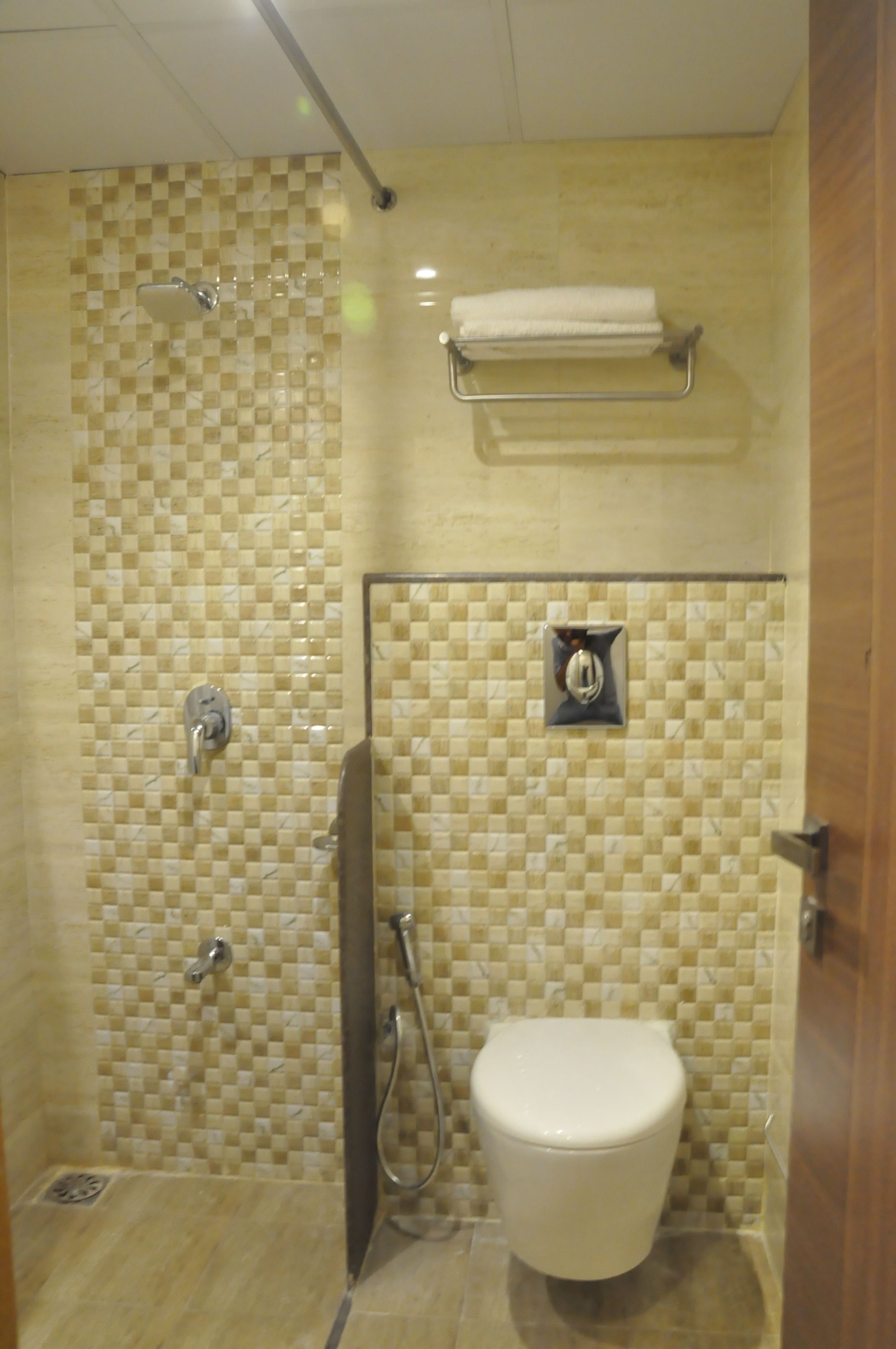 Standard-Doppelzimmer | Badezimmer | Dusche, Handtücher