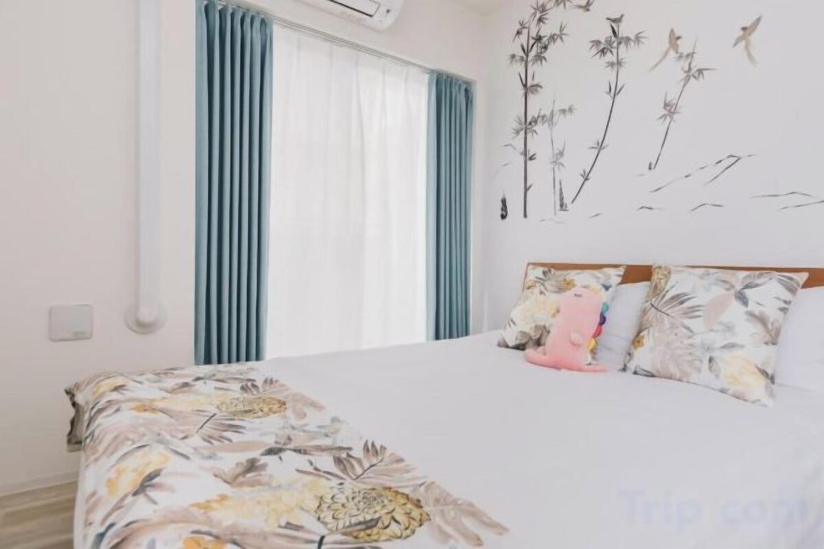 1 bedroom, desk, blackout drapes, WiFi (free)