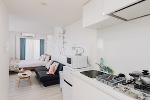 Căn hộ, 1 phòng ngủ (No.1) | 1 phòng ngủ, bàn, màn/rèm cản sáng