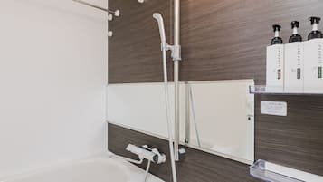 Leilighet, 1 soverom (No.2) | Bad | Separat badekar og dusj, toalettartikler (inkludert), hårføner og tøfler