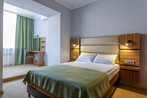 Business-Doppelzimmer | Zimmersafe, Schreibtisch, laptopgeeigneter Arbeitsplatz