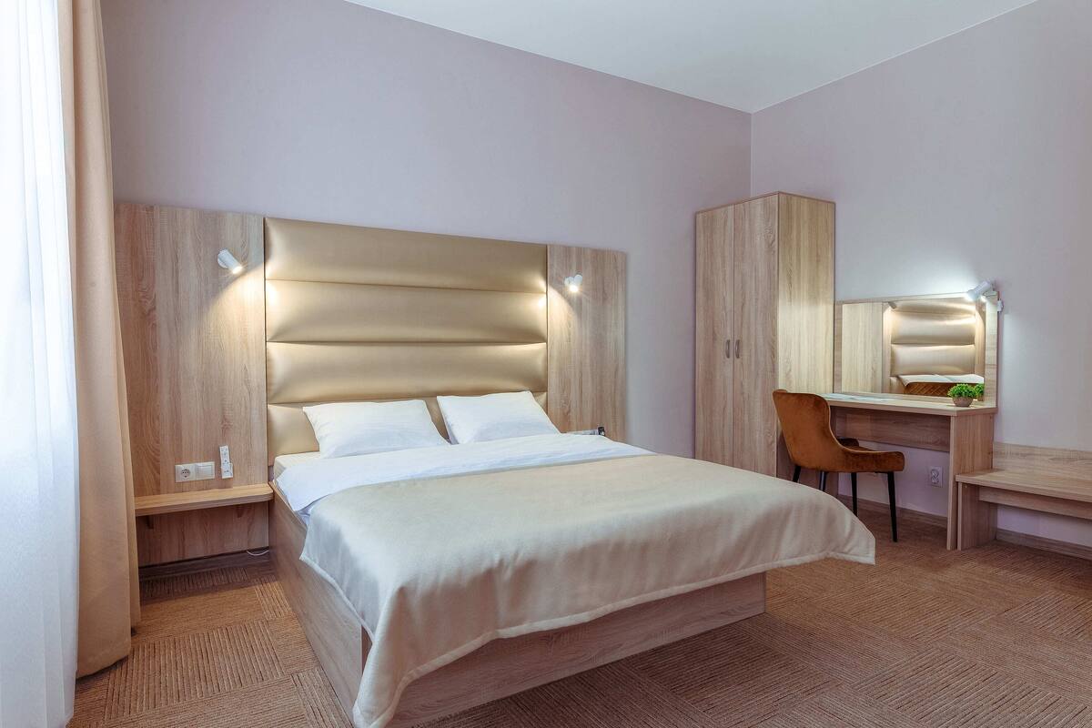 Business Double Room | In-room safe, desk, laptop workspace, free WiFi