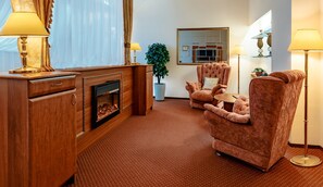 Superior-Doppelzimmer (Nika) | Zimmersafe, Schreibtisch, laptopgeeigneter Arbeitsplatz