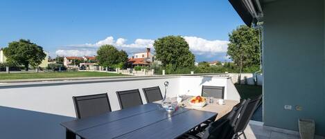 屋外ダイニングエリア