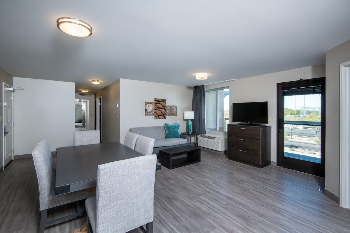 Suite, 2 Bedrooms, Kitchen