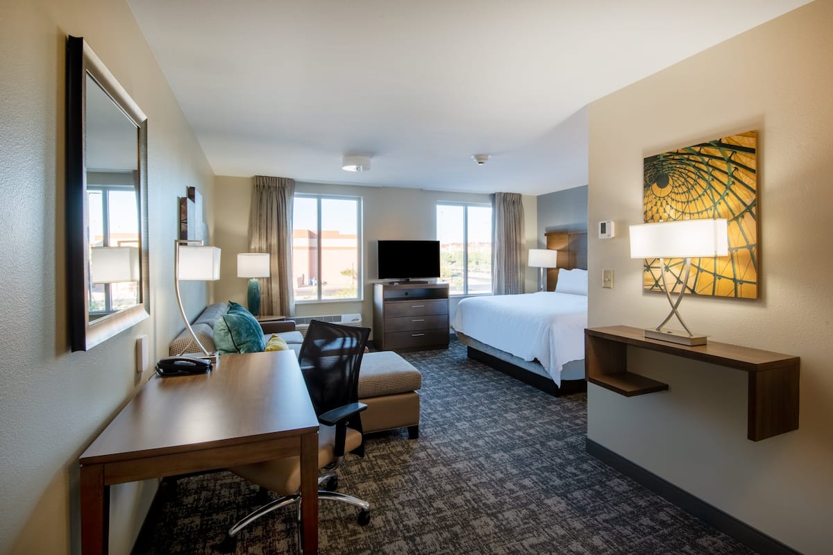 1 bedroom, premium bedding, desk, laptop workspace