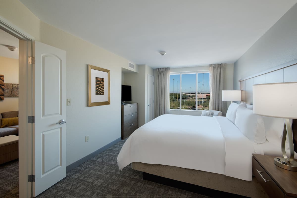 1 bedroom, premium bedding, desk, laptop workspace