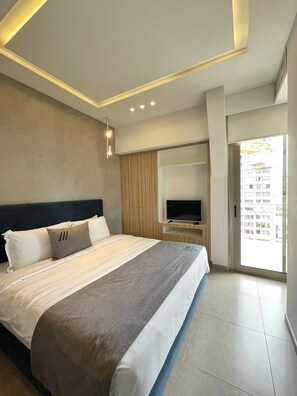 Royal Studio Suite | Bathroom | Shower, free toiletries, hair dryer, bathrobes - ZUR Studios & Suites (Beirut)