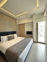 Royal-Studiosuite | Badezimmer | Dusche, kostenlose Toilettenartikel, Haartrockner, Bademäntel