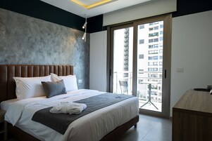 Caja de seguridad en la habitación y espacio para trabajar con laptop 