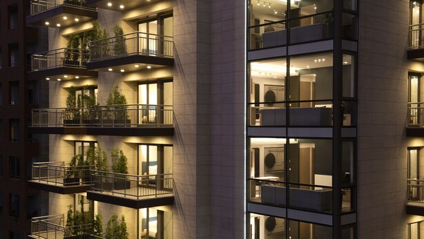 Un hotel de varios pisos con balcones, ventanas amplias y un diseño arquitectónico moderno.
