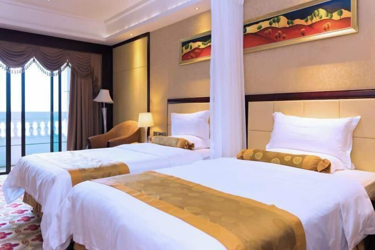 1 bilik tidur, peti besi dalam bilik, meja, langsir/tirai gelap terus