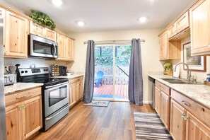 Réfrigérateur, four à micro-ondes, un four, surface de cuisson