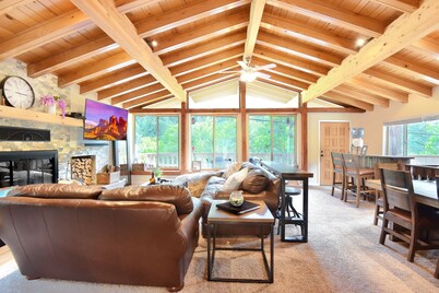 Oak Creek Retreat - Cozy Cabin by the River. Fish Hike Swim Pets OK