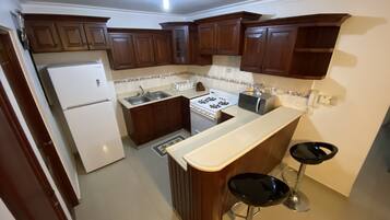 Refrigerador, microondas, horno y parrilla de estufa