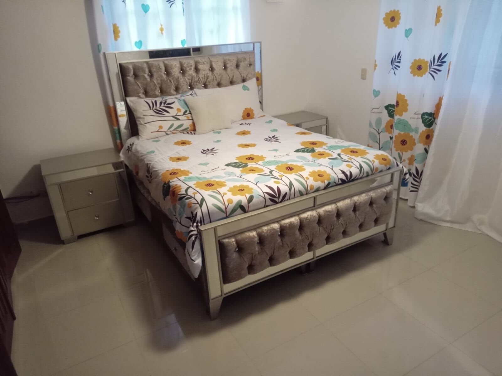 3 habitaciones, caja de seguridad en la habitación y escritorio 