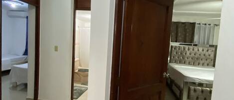 3 habitaciones, caja de seguridad en la habitación y escritorio