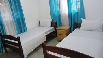 3 chambres, coffres-forts dans les chambres, bureau