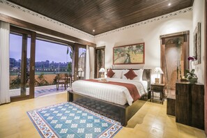 Deluxe kamer | Luxe beddengoed, een minibar, een kluis op de kamer, een bureau