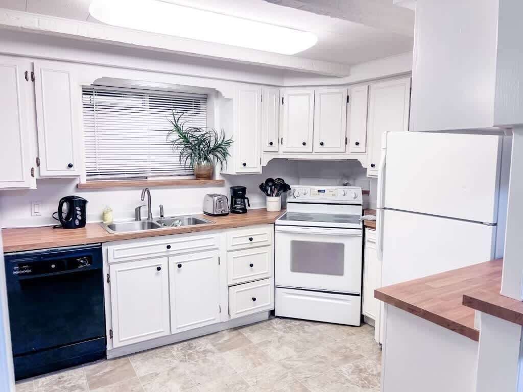 Kjøleskap, mikrobølgeovn, ovn og kokeplater