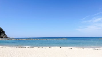 Una spiaggia nelle vicinanze