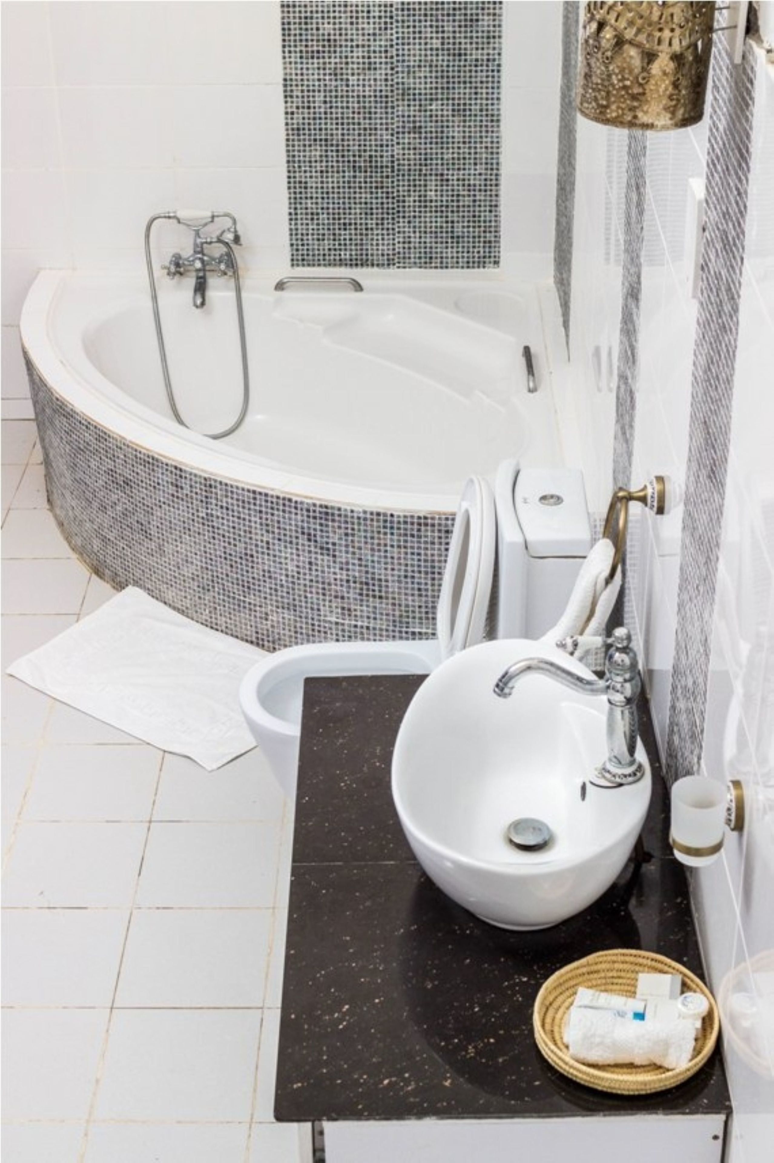 Set di cortesia gratuito, pantofole, asciugamani