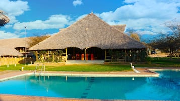 Una piscina al aire libre