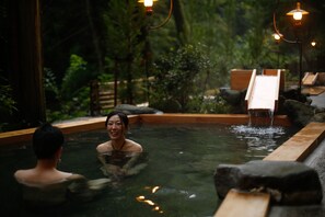 Suối nước nóng