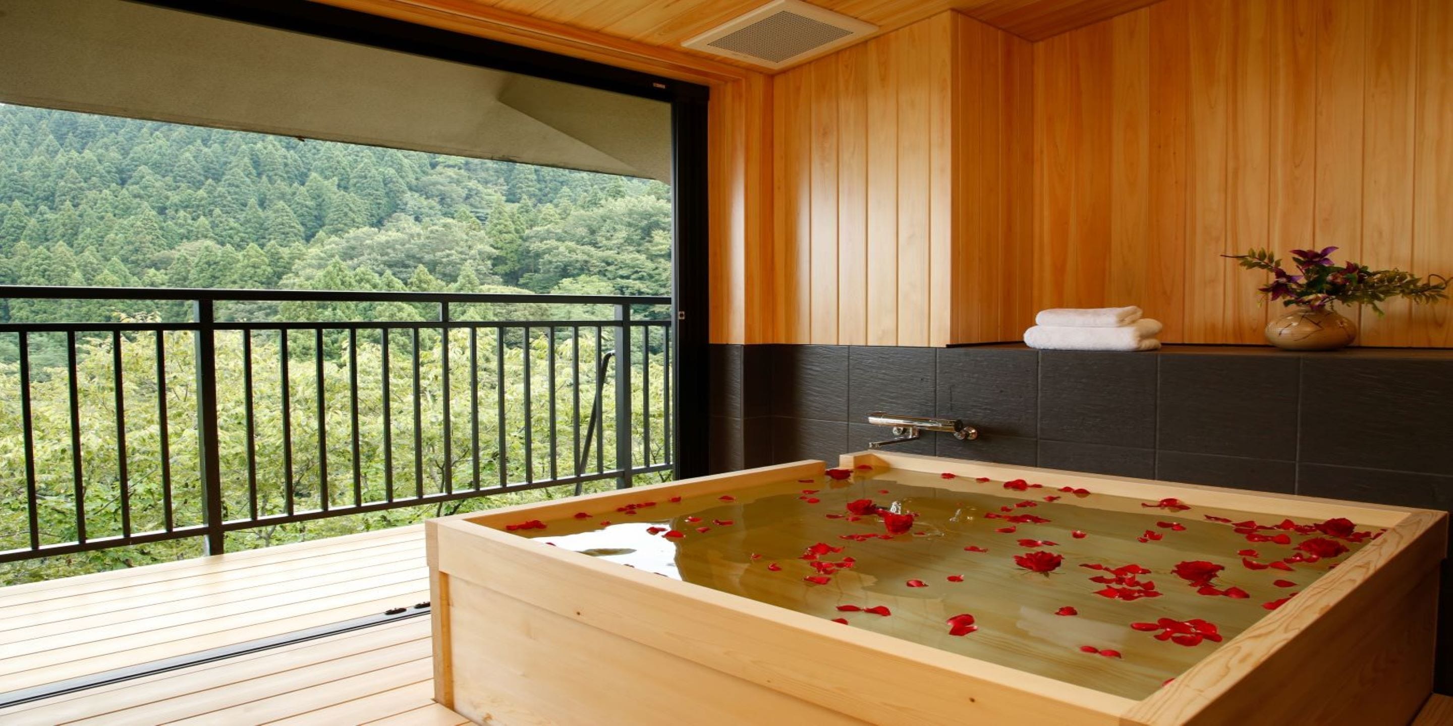 Erillinen kylpyamme ja suihku, ilmaiset hygieniatuotteet, kylpytakit