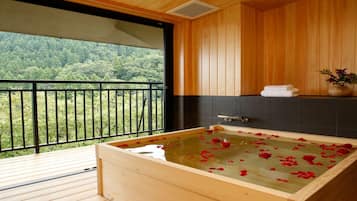 Banheira e chuveiro separados, produtos de toalete grátis