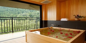 Badewanne und Dusche (separat), kostenlose Toilettenartikel, BademÀntel