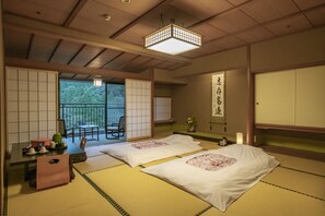 Premium bedding, down comforters, in-room safe, individually decorated - Yamanaka Spa Hanatsubaki (Kaga)