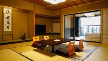 Roba de llit d'alta qualitat, cobrellits i caixa forta a l'habitació