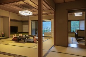 Una habitación japonesa tradicional con suelo de tatami, una mesa baja y cojines.