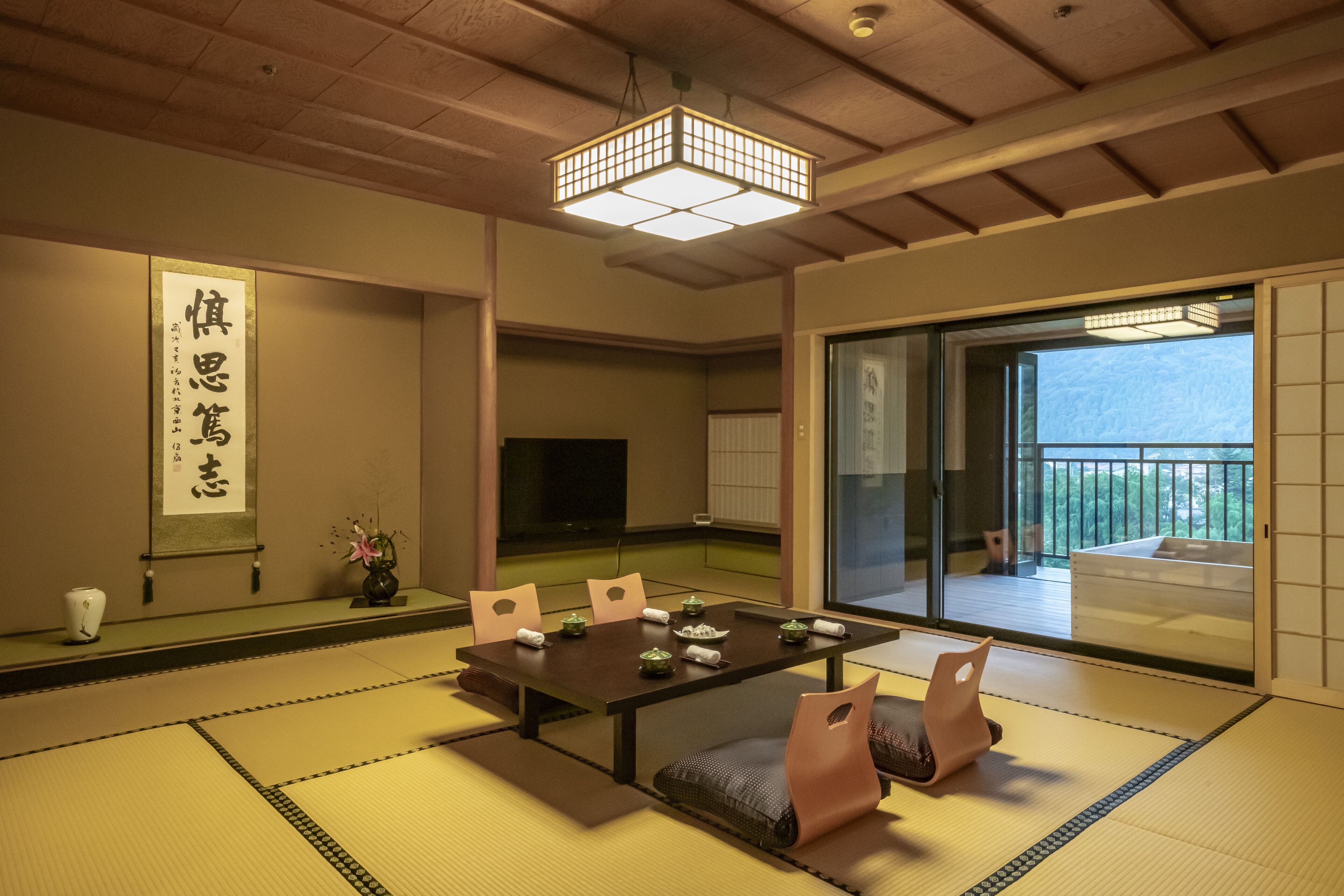 Um quarto japonês tradicional com tatames, uma mesa baixa e biombos shoji.