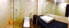 Shower, rainfall showerhead, free toiletries, towels