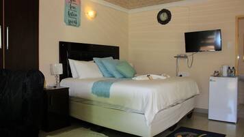 Desk, soundproofing, free WiFi, bed sheets