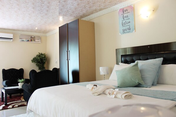 ห้องลักซ์ชัวรี่สวีท | โต๊ะทำงาน, ห้องเก็บเสียง, Wi-Fi ฟรี, ผ้าปูที่นอน