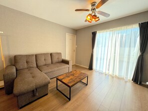 Villa, 3 slaapkamers, roken, privézwembad (12 beds/ BBQ/2 Parking Spaces/Onna 4C) | Woonruimte | Flatscreentelevisie