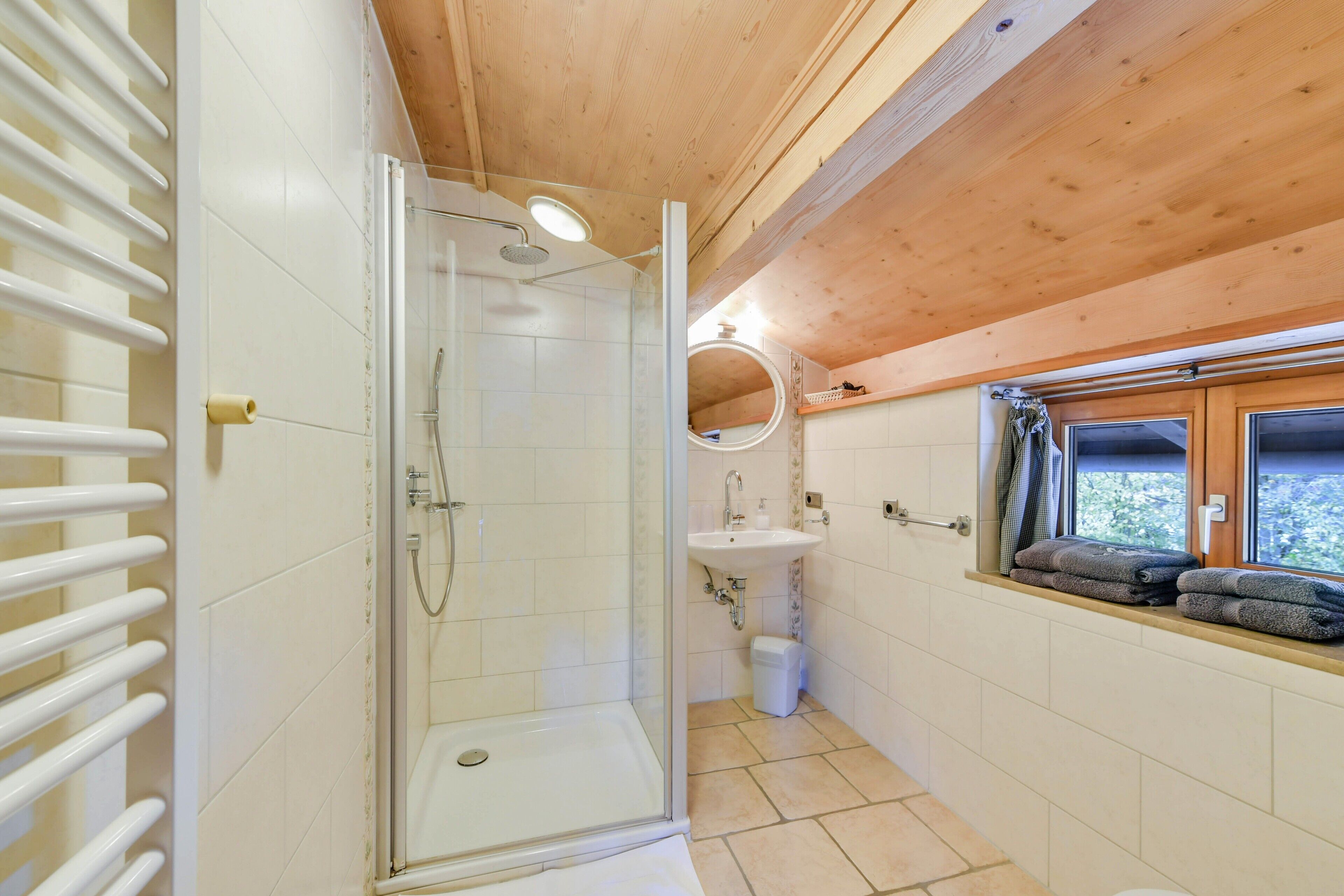 Een douche, gratis toiletartikelen, een haardroger, handdoeken