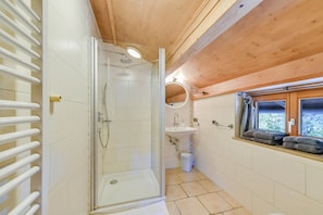 Shower, free toiletries, hair dryer, towels - Fantastic Apartment "Schönbergalm" with Balcony, Garden & Wi-Fi (Lenggries)