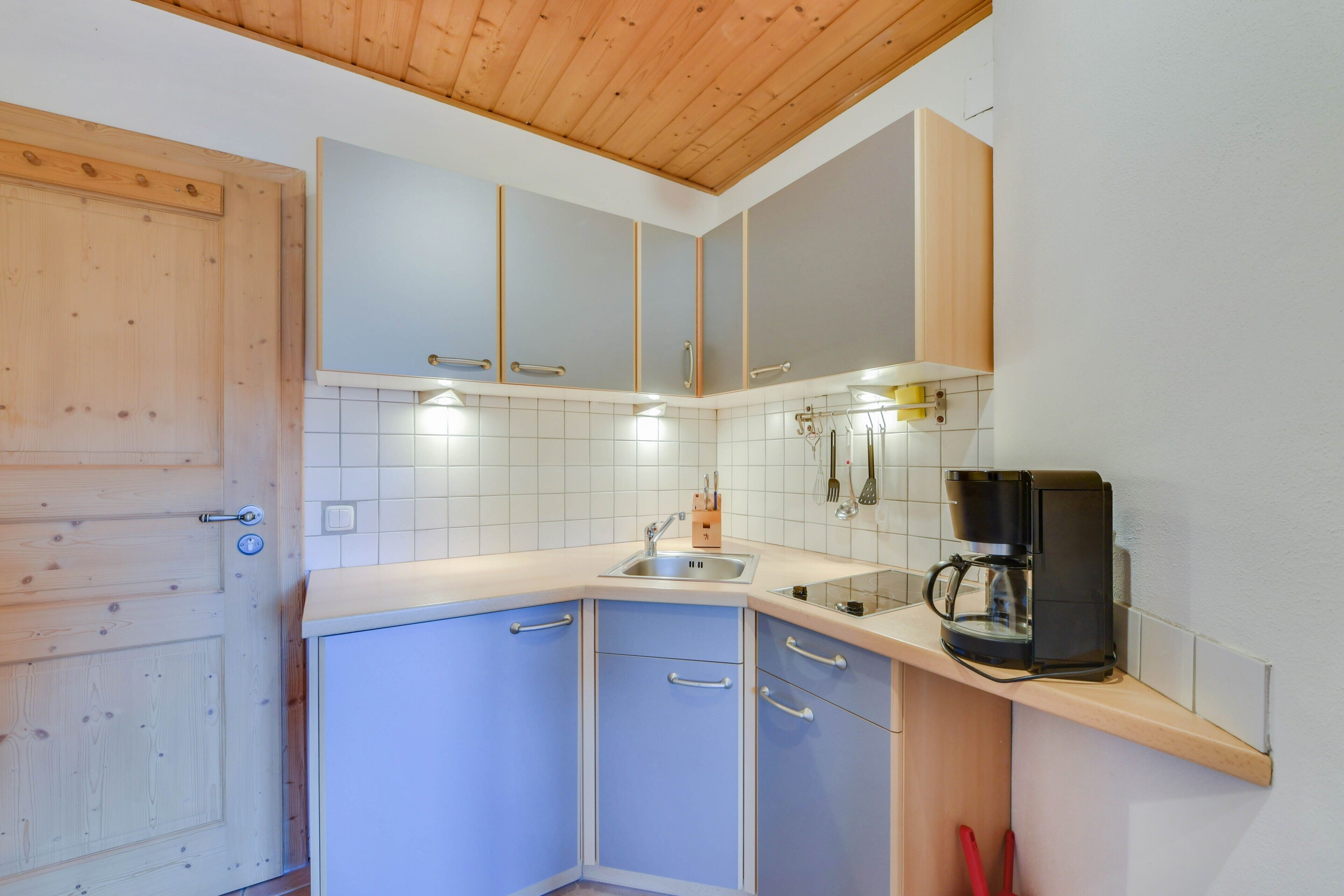 Kühlschrank, Herdplatte, Wasserkocher mit Kaffee-/Teezubehör
